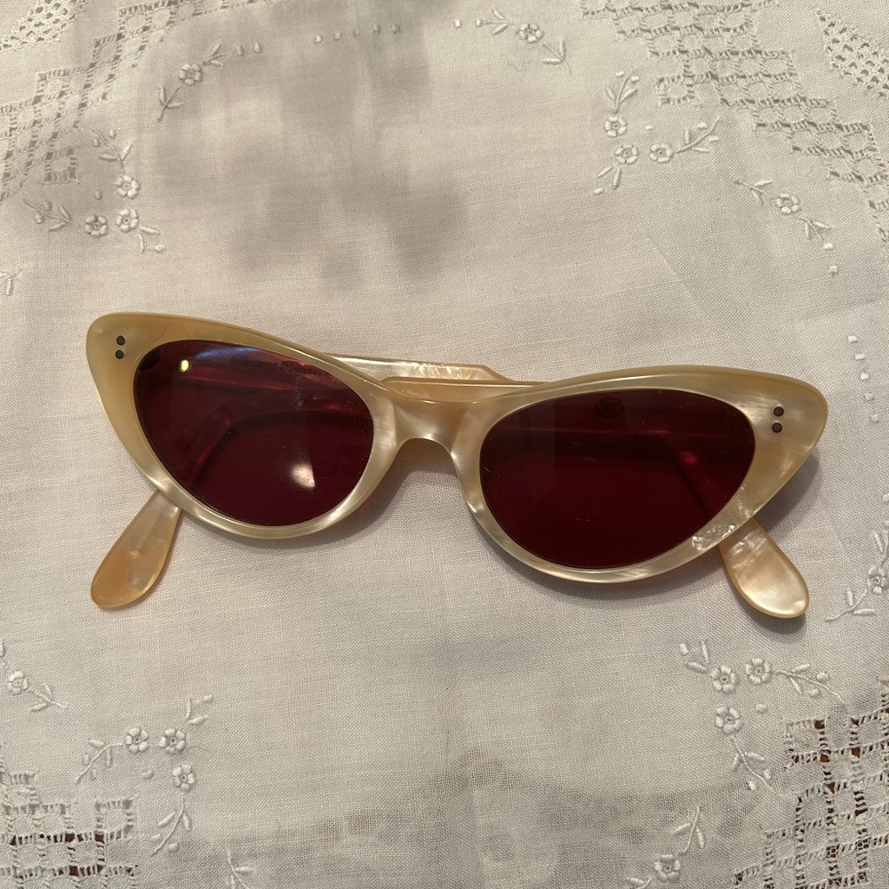 1950s mimics mother of pearl Cat-Eye Sunglasses with Red Lenses - Picture 1 of 9
